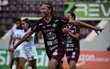 Monique comemora gols pela Ferroviária. (Foto: Rafael Zocco / Ferroviária)