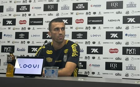 João Schmidt conversa com os jornalistas em entrevista coletiva no CT Rei Pelé. (Foto: Juliana Yamaoka/ Lance!)