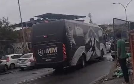 Ônibus do Botafogo preso em tiroteio no Rio (Foto: Reprodução)