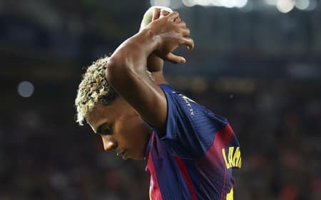 Yamal se lamentando após derrota de virada do Barcelona para o PSG (Foto: AFP)