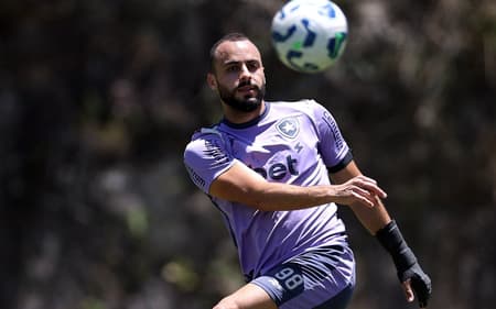 Arthur Cabral treinou com proteção na mão e deve ir para o jogo