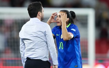 Emocionados, Marta e Arthur Elias conversam após título da Copa América Feminina. (Foto: Lívia Villas Boas / CBF)