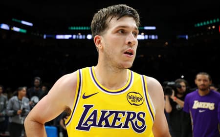Austin Reaves em vitória do Los Angeles Lakers contra o Minnesota Timberwolves na NBA (Foto: David Berding/Getty Images/AFP)