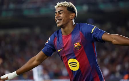 Lamine Yamal em ação pelo Barcelona (Foto: Josep LAGO / AFP)