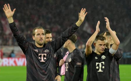 Harry Kane e Joshua Kimmich, do Bayern de Munique, aplaudem torcedores após partida da Copa da Alemanha (Foto: Sascha Schuermann/AFP)
