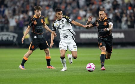 Corinthians e Atlético-MG estão se enfrentando pelo Brasileirão (Foto: Joisel Amaral/AGIF)