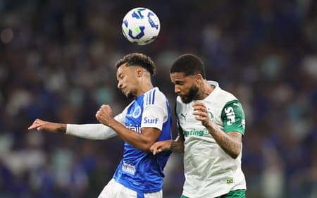 Matheus Pereira, do Cruzeiro, disputa bola durante partida contra o Palmeiras no Mineirão