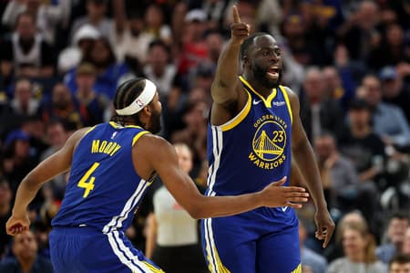 Draymond Green e Moses Moody em jogo entre Warriors e Grizzlies na NBA (Foto: Ezra Shaw/Getty Images/AFP)
