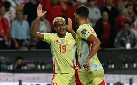 Lamine Yamal e Mikel Merino comemoram gol da Espanha contra a Turquia pelas Eliminatórias da Copa (Photo by OZAN KOSE / AFP)