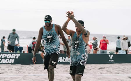 Evandro e Arthur Lanci na etapa de Newport Beach do Elite 16 (Foto: Volleyball World)
