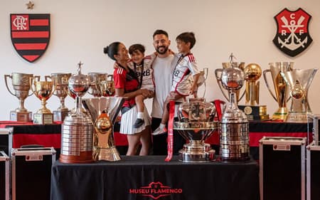 Everton Ribeiro e família na Gávea (Foto: Divulgação/Flamengo)