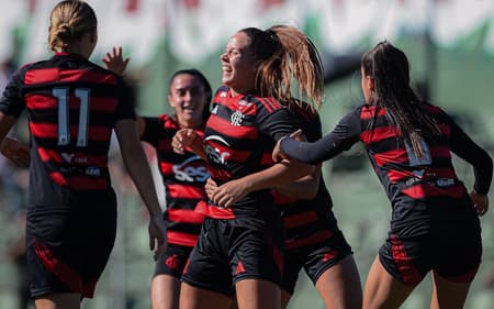 Jogadora do FLamengo comemoram gol sobre o Fluminense na final do Carioca Feminino Sub-20 (Foto: Paula Reis/CFR)