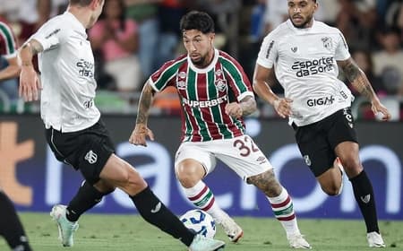 Lucho Acosta conduz a bola em Fluminense x Ceará (Foto: Marcelo Gonçalves / Fluminense)