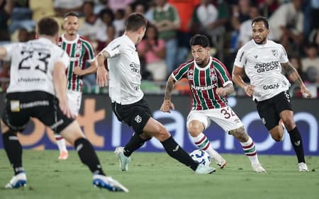 Lucho Acosta conduz a bola em Fluminense x Ceará (Foto: Marcelo Gonçalves / Fluminense)