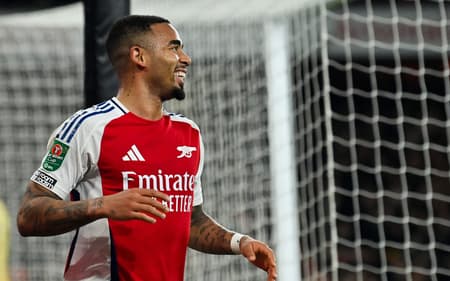 Gabriel Jesus comemora hat-trick pelo Arsenal (Foto: Glyn Kirk/AFP)