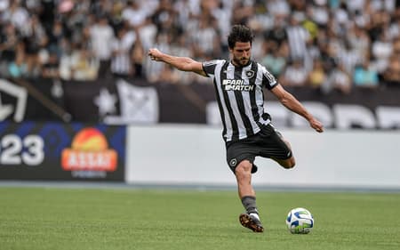 Gabriel Piresem campo pelo Botafogo (Foto: Thiago Ribeiro/AGIF)