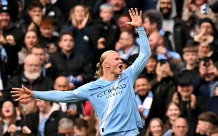 Haaland marcou os dois gols da vitória do Manchester City sobre o Everton na Premier League (Foto: Oli SCARFF / AFP)