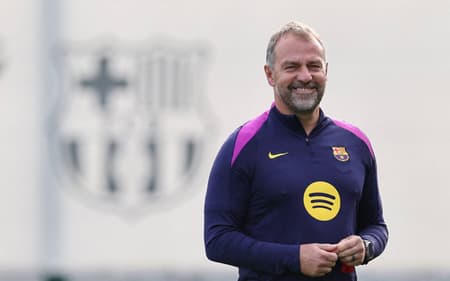 Hansi Flick em treino do Barcelona na véspera de jogo contra Real Madrid (Foto: Josep LAGO / AFP)