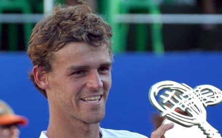 Guga Kuerten com o troféu de 2002 do Brasil Open, no Sauípe (Foto: Arquivo/Fotojump)
