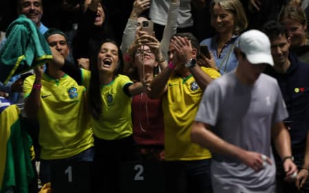 A torcida brasileira celebra a vitória de João Fonseca na estreia do Masters 1000 de Paris (Divulgação)