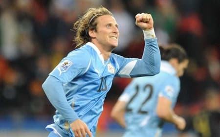 Em 2018, Diego Forlán&nbsp;vestirá a camisa do Kitchee SC, atual campeão da Premier League de Hong Kong. O uruguaio foi eleito o craque da Copa de 2010 e na época era o artilheiro do Atlético de Madrid. Após o Mundial da África do Sul, ele teve uma passagem de dois anos no futebol brasileiro defendendo o Internacional