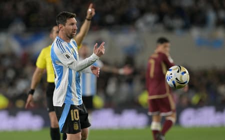 Messi em ação no jogo da Argentina contra Venezuela