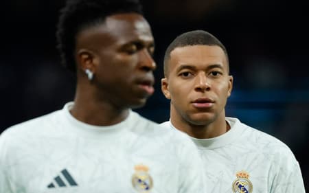 Vini Jr e Kylian Mbappé aquecem antes de Real Madrid x Barcelona (Foto: Oscar del Pozo/AFP)