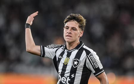 Álvaro Montoro é um dos destaques do Botafogo (Foto: Thiago Ribeiro/AGIF)