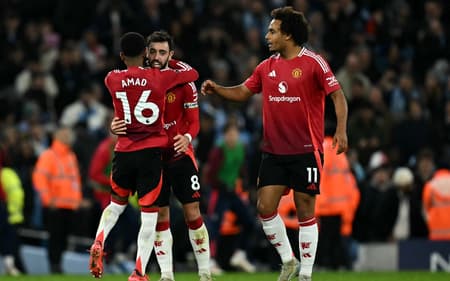 O Manchester United comemora resultado (Foto: Paul ELLIS / AFP)
