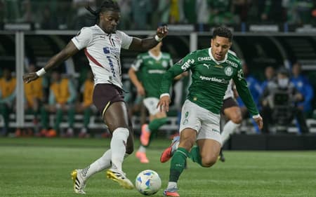 Vitor Roque em ação em Palmeiras x LDU pela semifinal da Libertadores