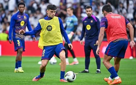 Pedri durante aquecimento do Barcelona (Foto: JAVIER SORIANO / AFP)