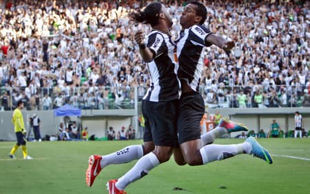 Ronaldinho Gaucho e Jô comemoram gol do Atlético-MG sobre o Cruzeiro em 2013 no Independência (Foto: Bruno Cantini/AGIF)