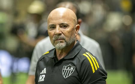 Sampaoli tem desfalques para escalar a equipe (Foto: Fernando Moreno / AGIF)