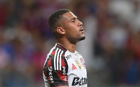 Samuel Lino em campo pelo Flamengo no Brasileirão (Foto: Jhony Pinho/AGIF)