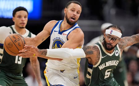Stephen Curry em ação no jogo entre Golden State Warriors e Milwaukee Bucks na NBA (Foto: Patrick McDermott/Getty Images/AFP)