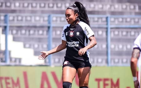 Thaís Regina, zagueira do Corinthians, conduz bola. (Foto: Rodrigo Gazzanel / Agência Corinthians)