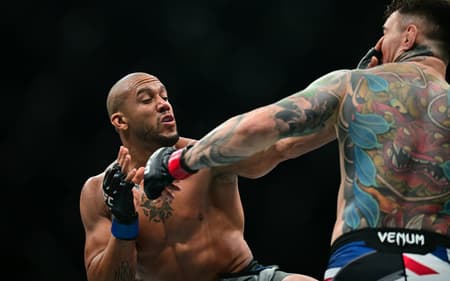 Tom Aspinall e Cyril Gane se enfrentaram pela luta principal no UFC 321 (Foto: Giuseppe CACACE / AFP)