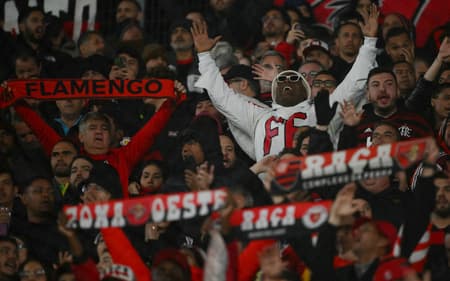 Torcida do Flamengo no jogo contra o Estudiantes (Foto: Luis ROBAYO / AFP))