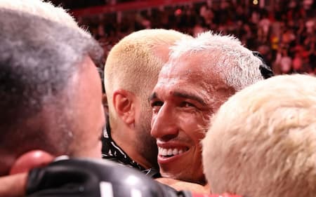 Do Bronx caiu nos braços do povo no UFC Rio (Foto: Reprodução Instagram UFC)