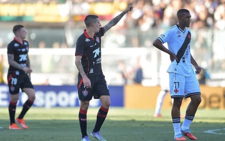 Vasco e Vitória estão se enfrentando pelo Brasileirão (Foto: Thiago Ribeiro/AGIF)