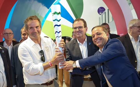 Da dir. para esq.: Neven Ilic, presidente da PanAm Sports, Eduardo Paes, prefeito do rio, e Rodrigo Neves, prefeito de Niterói (Foto: Marlon Falcão / Candidatura Rio-Niterói 2031)
