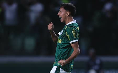 Vitor Reis em ação pelo Palmeiras (Foto: Ettore Chiereguini/AGIF)