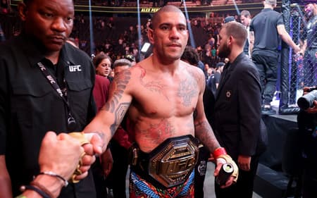 Alex Poatan busca retomar o título meio-pesado (Foto: Ian Maule/AFP)