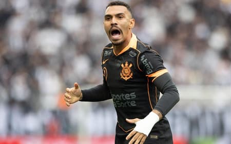 Matheuzinho completou 100 jogos pelo Corinthians (Foto: Joisel Amaral/Agif/Gazeta Press)