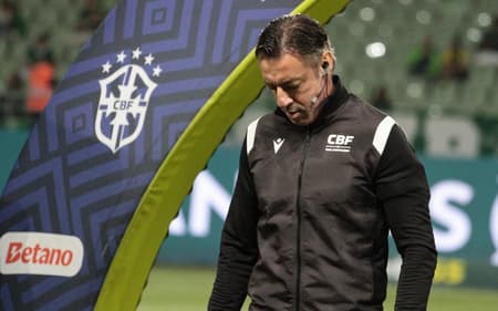 Raphael Claus apita o clássico entre o Palmeiras e o Santos (Foto: Peter Leone/Ofotográfico/Gazeta Press)