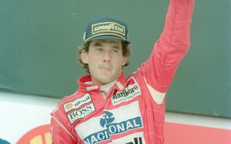 AUTOMOBILISMO - AYRTON SENNA - ESPORTES - ACERVO - Ayrton Senna(C), piloto da equipe Mclaren/Ford (bi-campeão da prova), levanta o troféu no pódio após durante a ceromônia de premiação do GP Brasil de Fórmula 1 de 1993 - Autódromo José Carlos Pace(Interlagos) - São Paulo - SP - Brasil - 28/03/1993 - Foto: Acervo/Gazeta Press