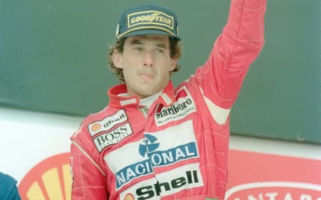 AUTOMOBILISMO - AYRTON SENNA - ESPORTES - ACERVO - Ayrton Senna(C), piloto da equipe Mclaren/Ford (bi-campeão da prova), levanta o troféu no pódio após durante a ceromônia de premiação do GP Brasil de Fórmula 1 de 1993 - Autódromo José Carlos Pace(Interlagos) - São Paulo - SP - Brasil - 28/03/1993 - Foto: Acervo/Gazeta Press