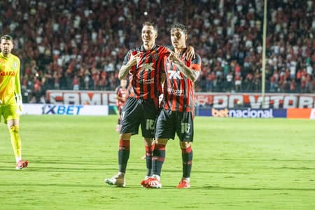 Lucas Hauber e Renzo López comemoram gol do Vitória