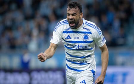 Zagueiro FAbrício Bruno comemora gol do Cruzeiro contra o Grêmio (Foto: Maxi Franzoi/AGIF/Gazeta Press)