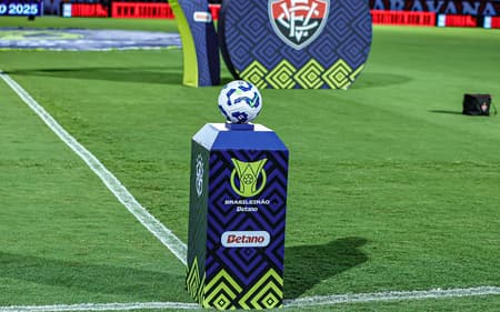 Bola do Brasileirão no gramado do Barradão (Foto: Márcio José/Gazeta Press)